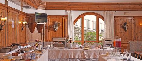 Free daily buffet breakfast