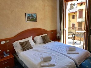 In-room safe, desk, free cots/infant beds, bed sheets - Garnì Hotel Tignale (Tignale)