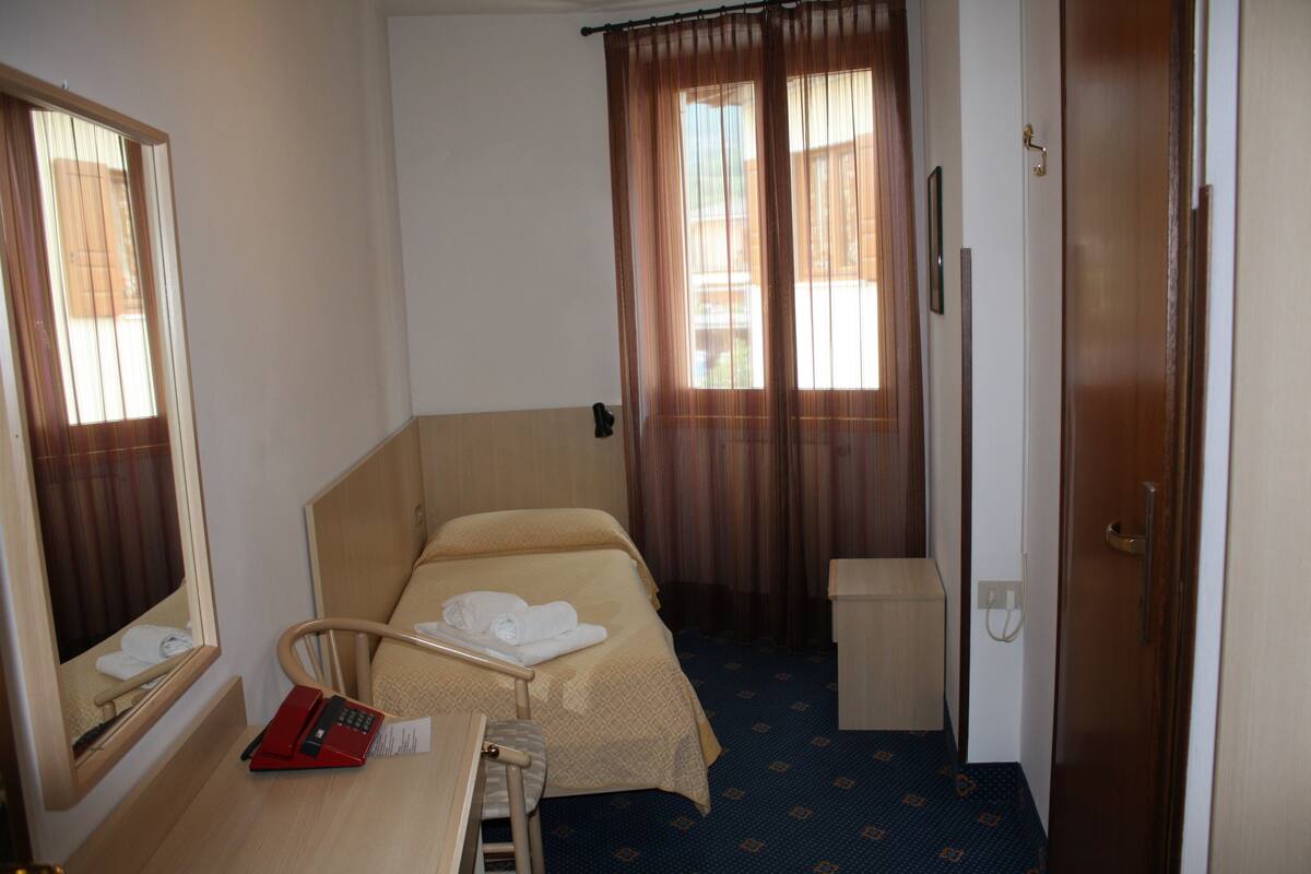 Single Room | In-room safe, desk, cribs (free), bed sheets