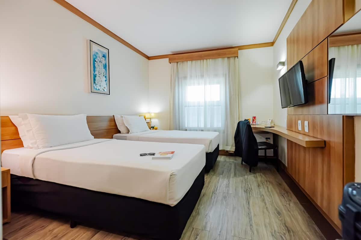 Een bureau, gratis wifi, beddengoed