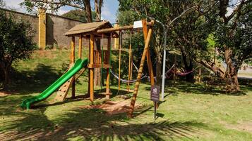 Un'area giochi con scivolo, altalene e una struttura per arrampicata.