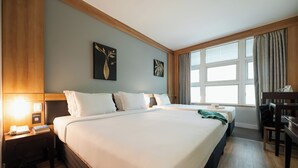 A hotel room with a large bed, bedside tables, a desk, and a window with curtains. - Intercity Vinhedo (Vinhedo)