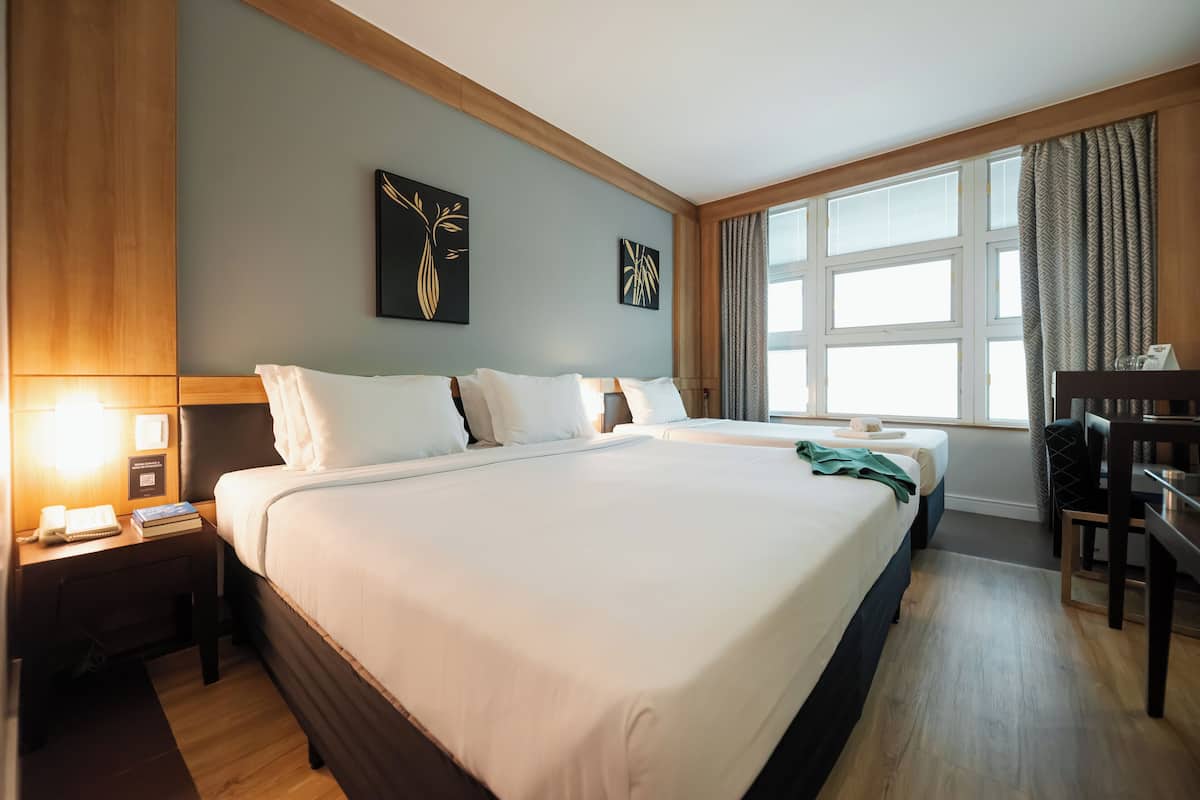 Premium Triplo - 1 Cama King e 1 Cama Solteiro | Een bureau, gratis wifi, beddengoed