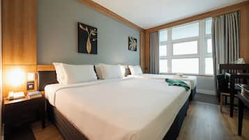 Premium Triplo - 1 Cama King e 1 Cama Solteiro | Schreibtisch, kostenloses WLAN, Bettwäsche