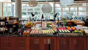 A buffet area with various food items and a coffee station. - Intercity Vinhedo (Vinhedo)