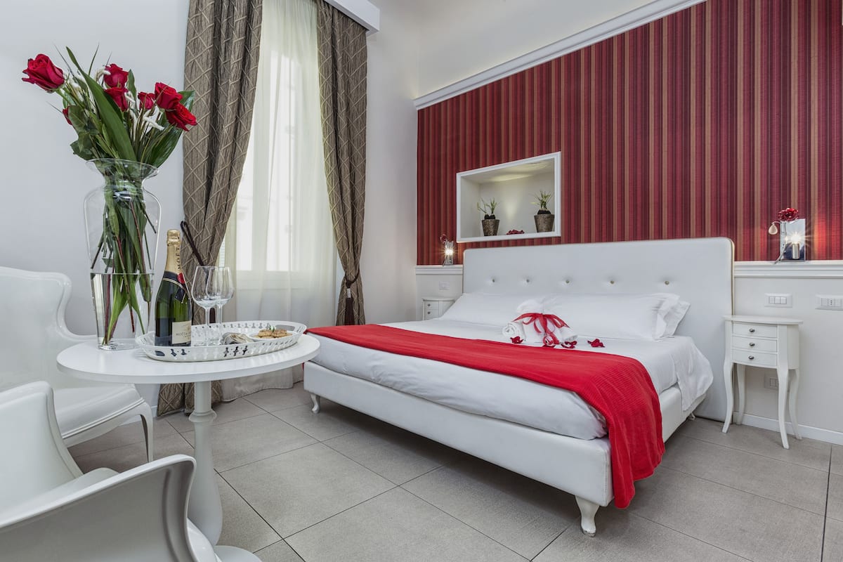Deluxe kamer | Hypoallergeen beddengoed, donzen dekbedden, een minibar