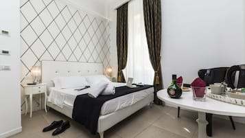 Habitación Deluxe | Ropa de cama hipoalergénica, edredón y minibar