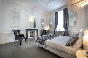 Triple room | Roupas de cama antialérgicas, edredons de pluma, frigobar