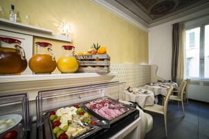Colazione a buffet a pagamento, servita tutte le mattine 
