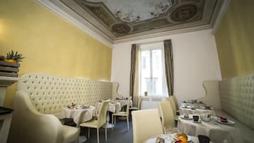 Petit déjeuner servi tous les jours en supplément