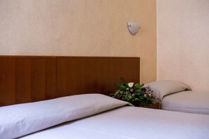 Triple Room | Desk, cots/infant beds, free WiFi - Hotel Astor Piacenza (Piacenza)