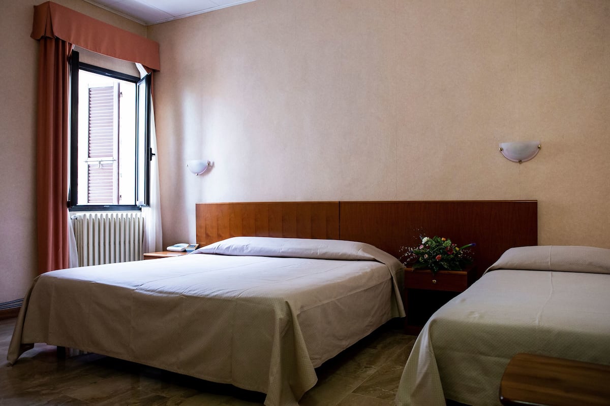 Dreibettzimmer | Schreibtisch, Babybetten, kostenloses WLAN