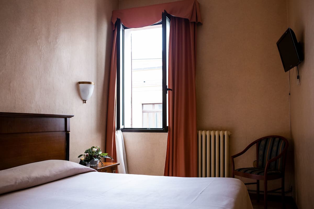 Doppel- oder Zweibettzimmer | Schreibtisch, Babybetten, kostenloses WLAN