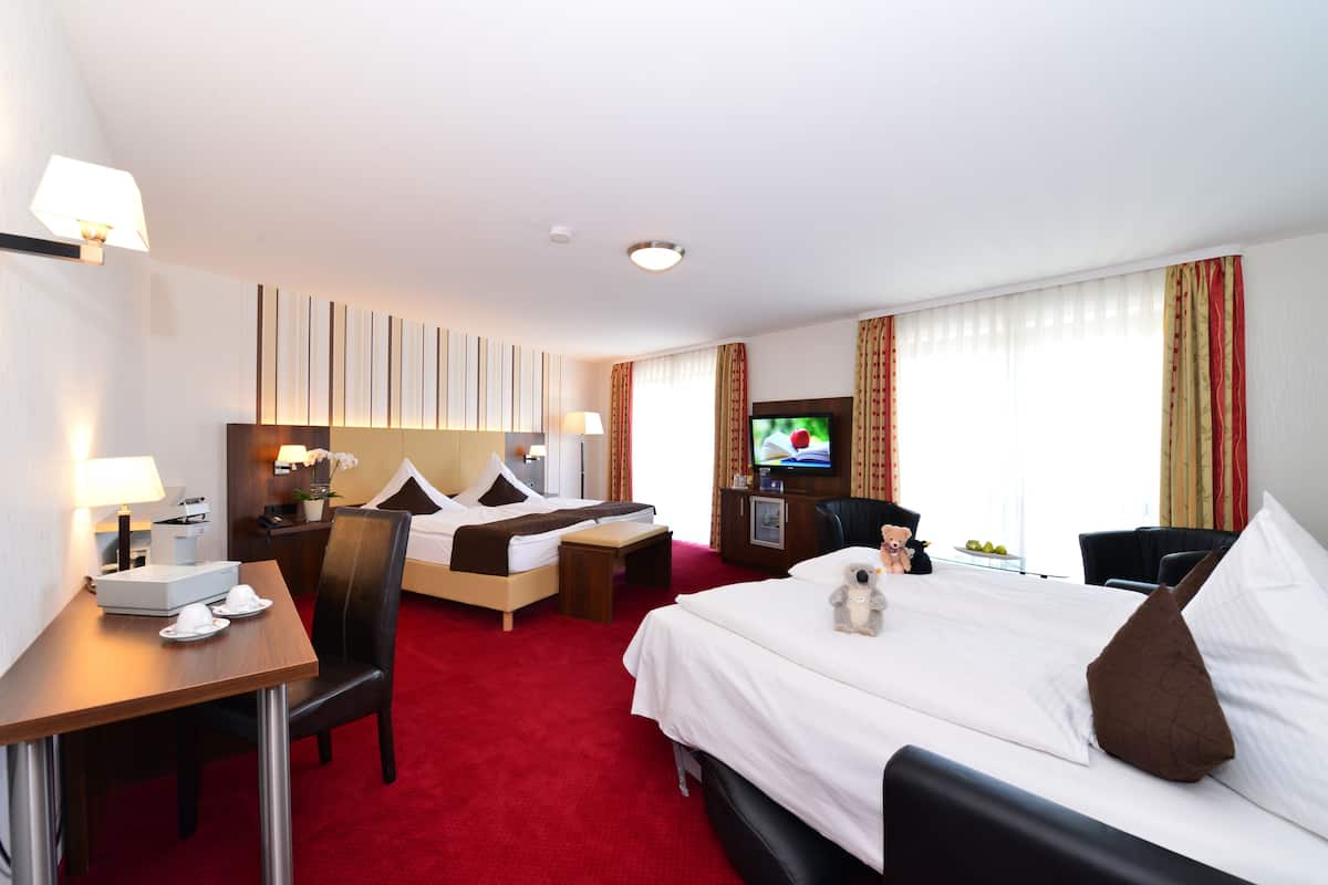 Hochwertige Bettwaren, Minibar, Zimmersafe, Schreibtisch