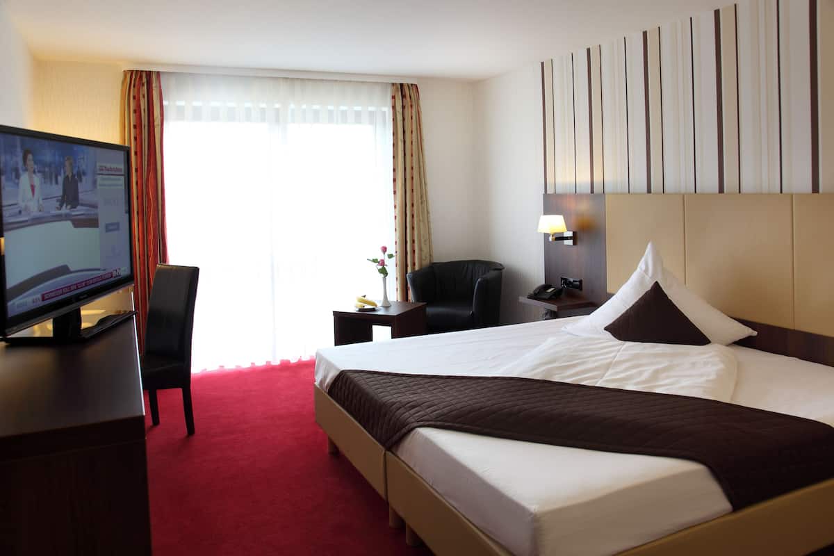 Hochwertige Bettwaren, Minibar, Zimmersafe, Schreibtisch