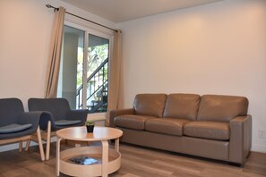 Executive Suite | Living area | Flat-screen TV, DVD player, iPod dock