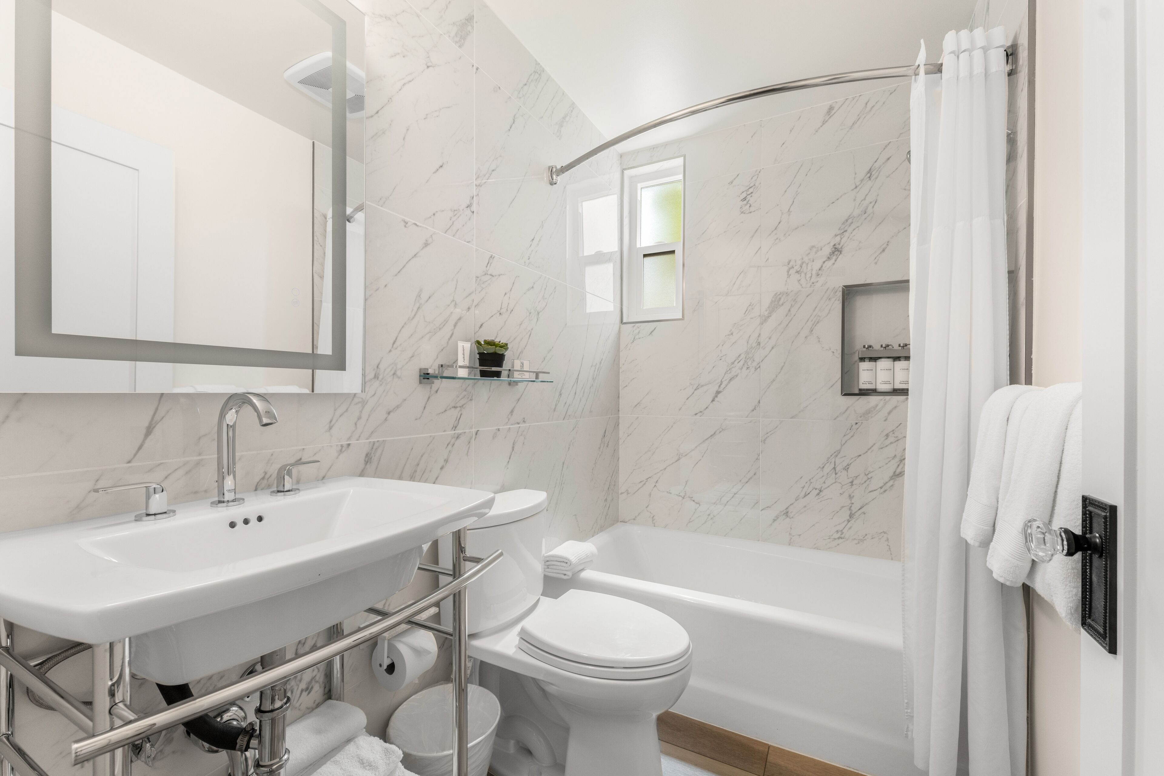 combined shower/bathtub, eco-friendly toiletries, hair dryer, towels