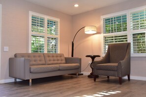 套房, 1 间卧室, 无障碍 | 起居区 | 平板电视、DVD 播放器、iPod 基座