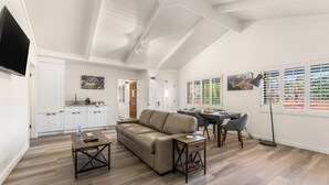 Santa Barbara Suite - 2nd Floor, Stair Access Only | 起居區 | 平面電視、 DVD 播放機