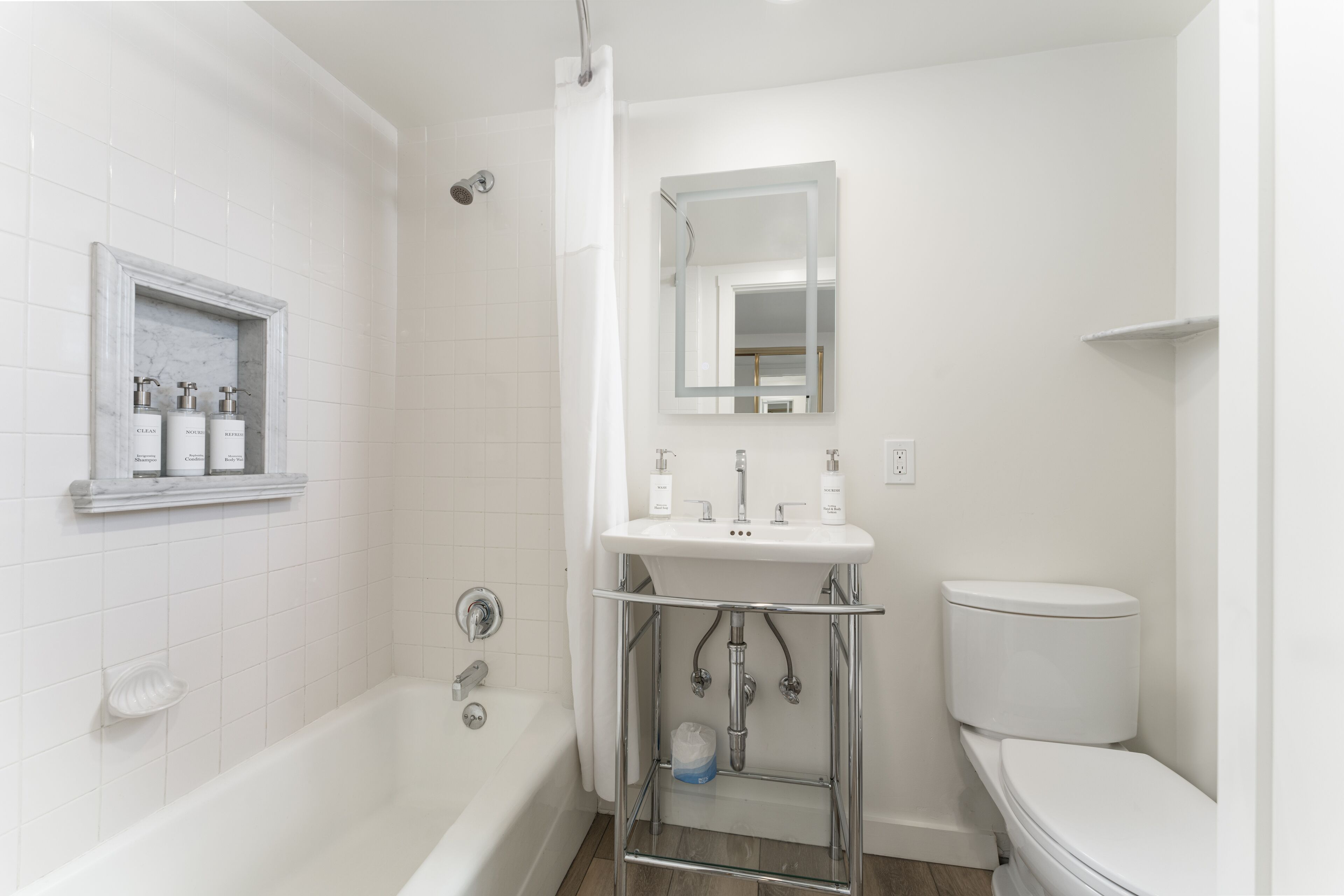 combined shower/bathtub, eco-friendly toiletries, hair dryer, towels