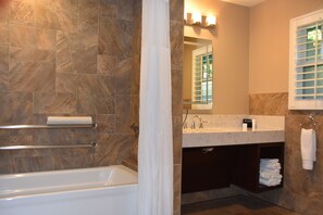 Executive King - Accessible | Bathroom
