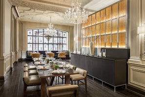 Breakfast, lunch, dinner served; American cuisine - Magnolia Hotel St. Louis, a Tribute Portfolio Hotel (St. Louis)