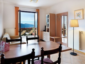 Standard-Apartment, 1 Schlafzimmer, Seeblick, Erdgeschoss | Wohnbereich | 28-Zoll-Flachbildfernseher mit Satellitenempfang, Fernseher