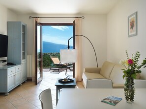 Departamento Deluxe, 2 habitaciones, vista al lago, planta baja | Área de sala de estar | Televisión de pantalla plana de 28 pulgadas con canales vía satélite 