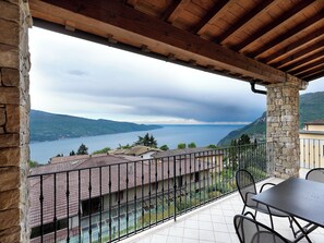 Departamento superior, 2 habitaciones, vista al lago, torre | Vista desde la habitación