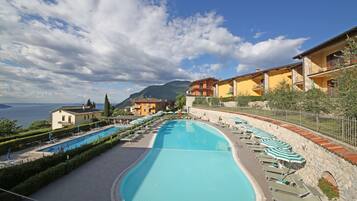 Außenpool (je nach Saison geöffnet), Sonnenschirme, Liegestühle