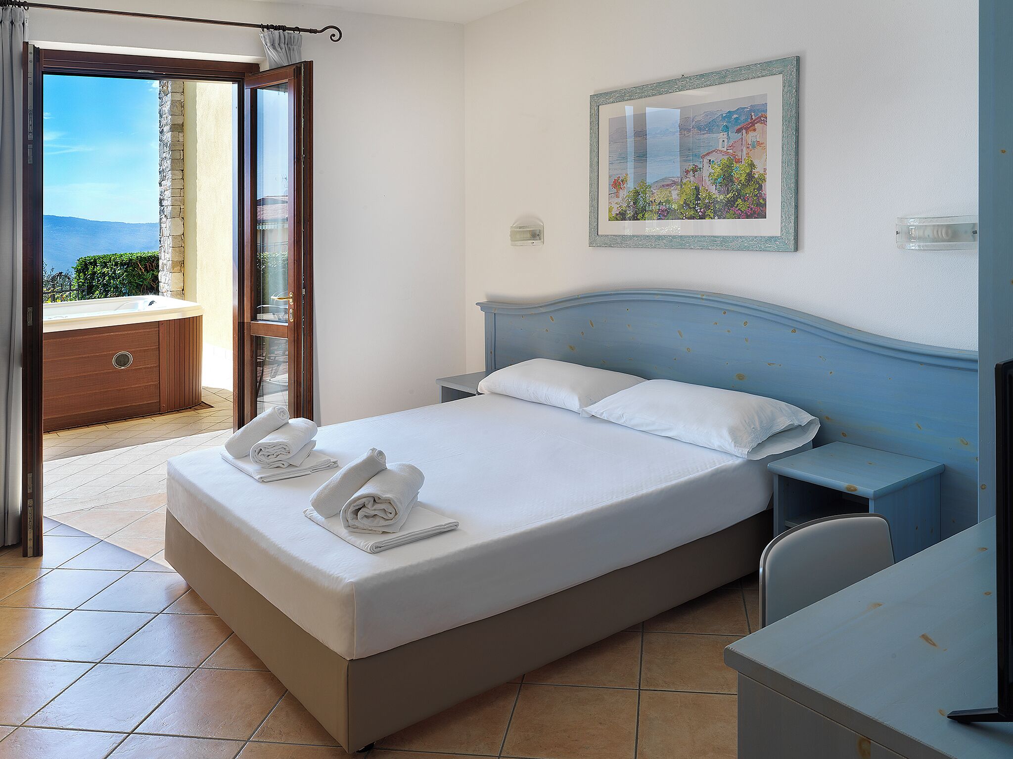 Deluxe Apartment, 2 Bedrooms, Lake View, Ground Floor | In-room safe, desk, bed sheets