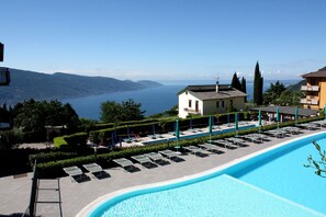 Seasonal outdoor pool, pool umbrellas, pool loungers - Residence Besàss (Tignale)