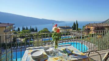 Superior-Apartment, 2 Schlafzimmer, Seeblick, Turm | Terrasse/Patio