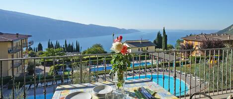 Appartement supérieur, 2 chambres, vue sur le lac, dans la tour | Terrasse/patio