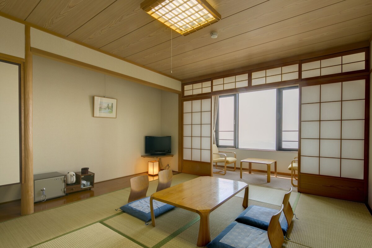 Japanese-Style 10 Tatami Mats Room, Shared Bath, Non Smoking | In-room dining