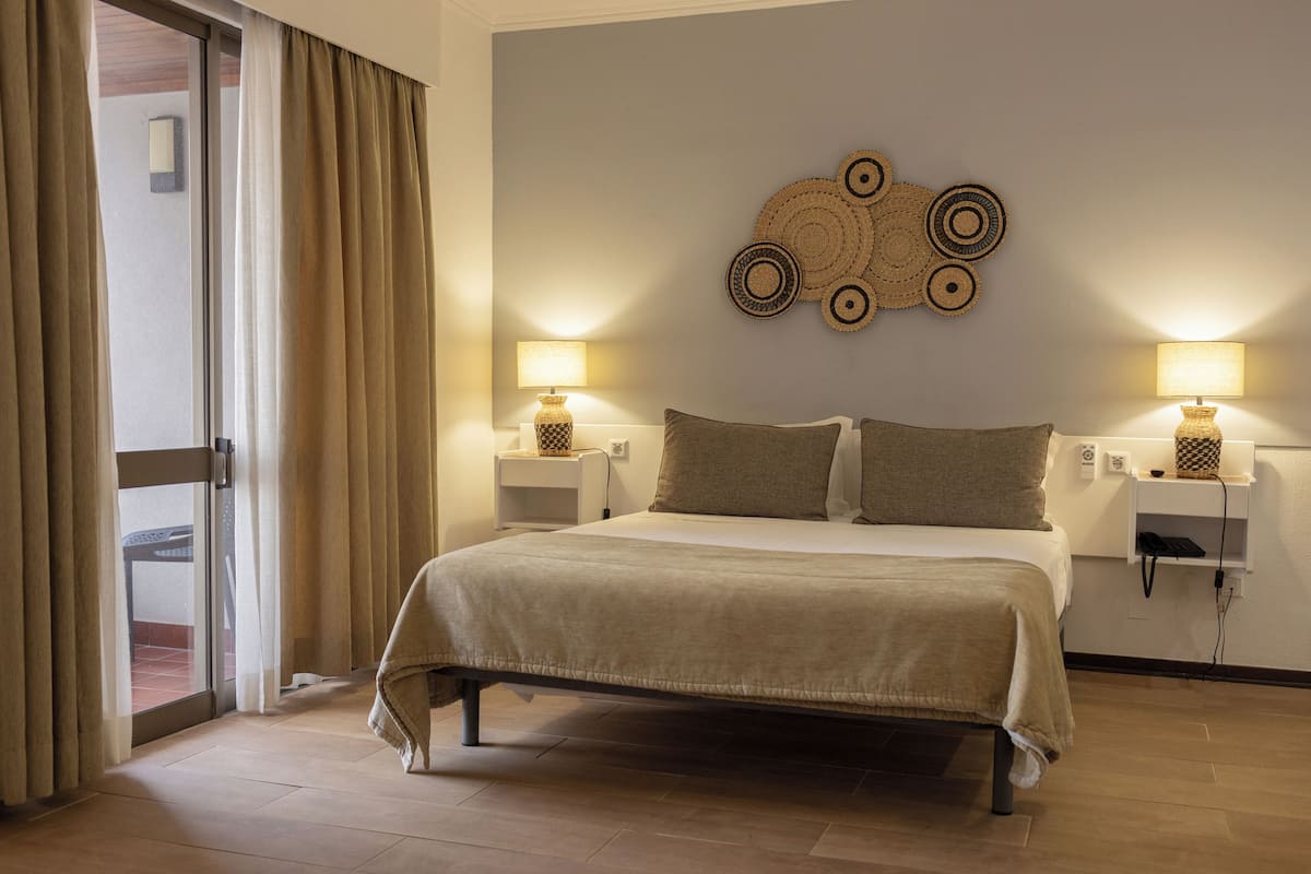 Schallisolierte Zimmer, kostenloses WLAN, Bettwäsche