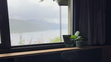 Escritorio, sistema de insonorización, wifi gratis y ropa de cama