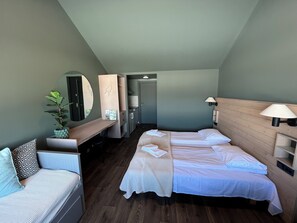 ベーシック 4 人部屋 禁煙 簡易キッチン | デスク、防音設備、WiFi (無料)、ベッドシーツ