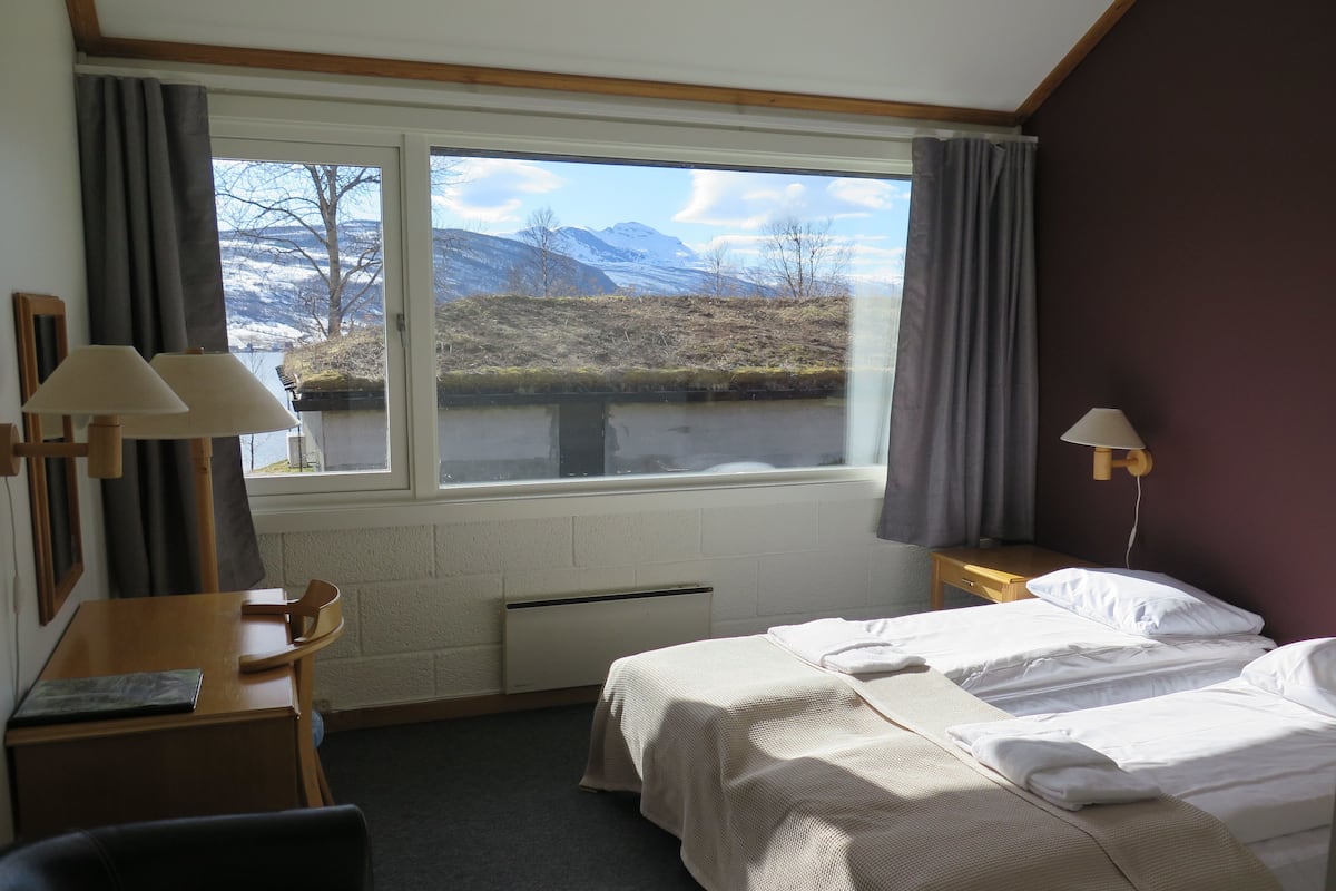 Desk, soundproofing, free WiFi, bed sheets