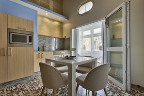 Appartement Tradition, 1 chambre, balcon, vue partielle sur la mer | Restauration dans la chambre