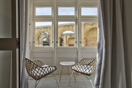 Vista del balcón. Barrakka Suites