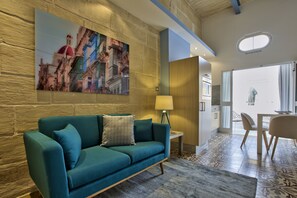 Appartamento Tradizionale, 1 camera da letto, balcone, vista mare parziale | Area soggiorno | TV LED 32 pollici con canali via cavo, TV