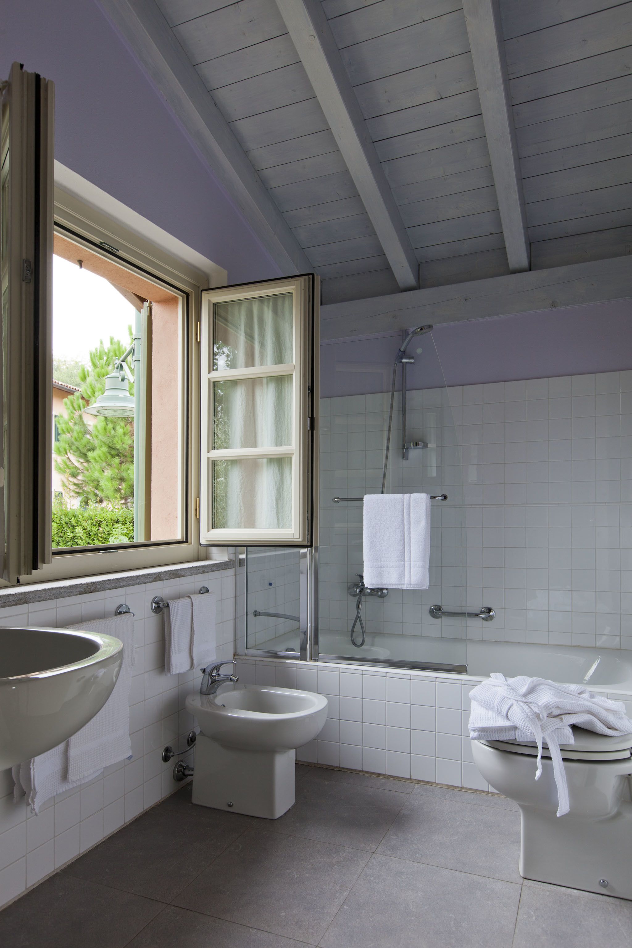 room | bathroom | combined shower/bathtub, rainfall showerhead, free toiletries