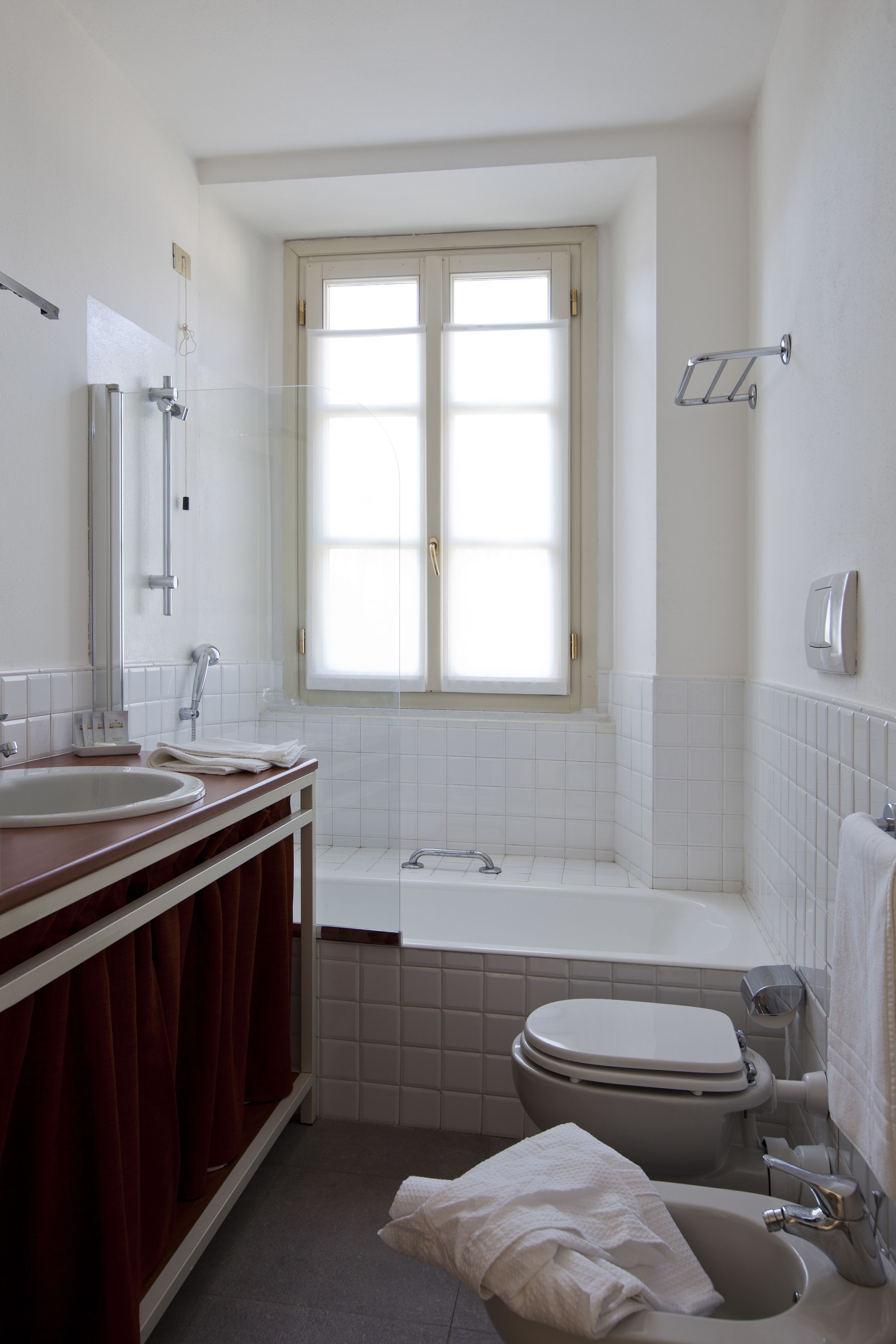 deluxe apartment | bathroom | combined shower/bathtub, rainfall showerhead, free toiletries