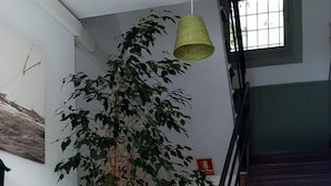 Una escalera con una planta en el descansillo.