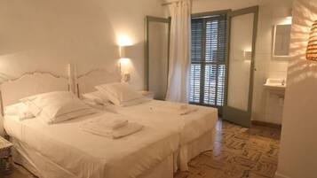 Standard Double Room, Shared Bathroom (balcony) | Iron/ironing board, free WiFi, bed sheets
