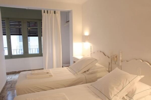 Tabla de planchar con plancha, wifi gratis y ropa de cama