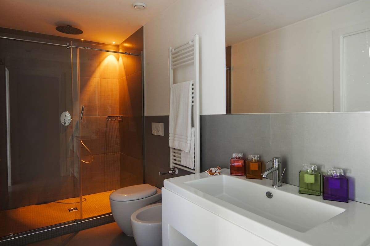 camera con giardino privato | bathroom | shower, free toiletries, hair dryer, bidet