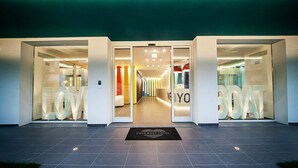 A hotel entrance with a modern design, featuring glass doors and a welcoming sign. - Love Boat (Riccione)
