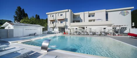 Piscine extérieure (ouverte en saison), parasols de plage